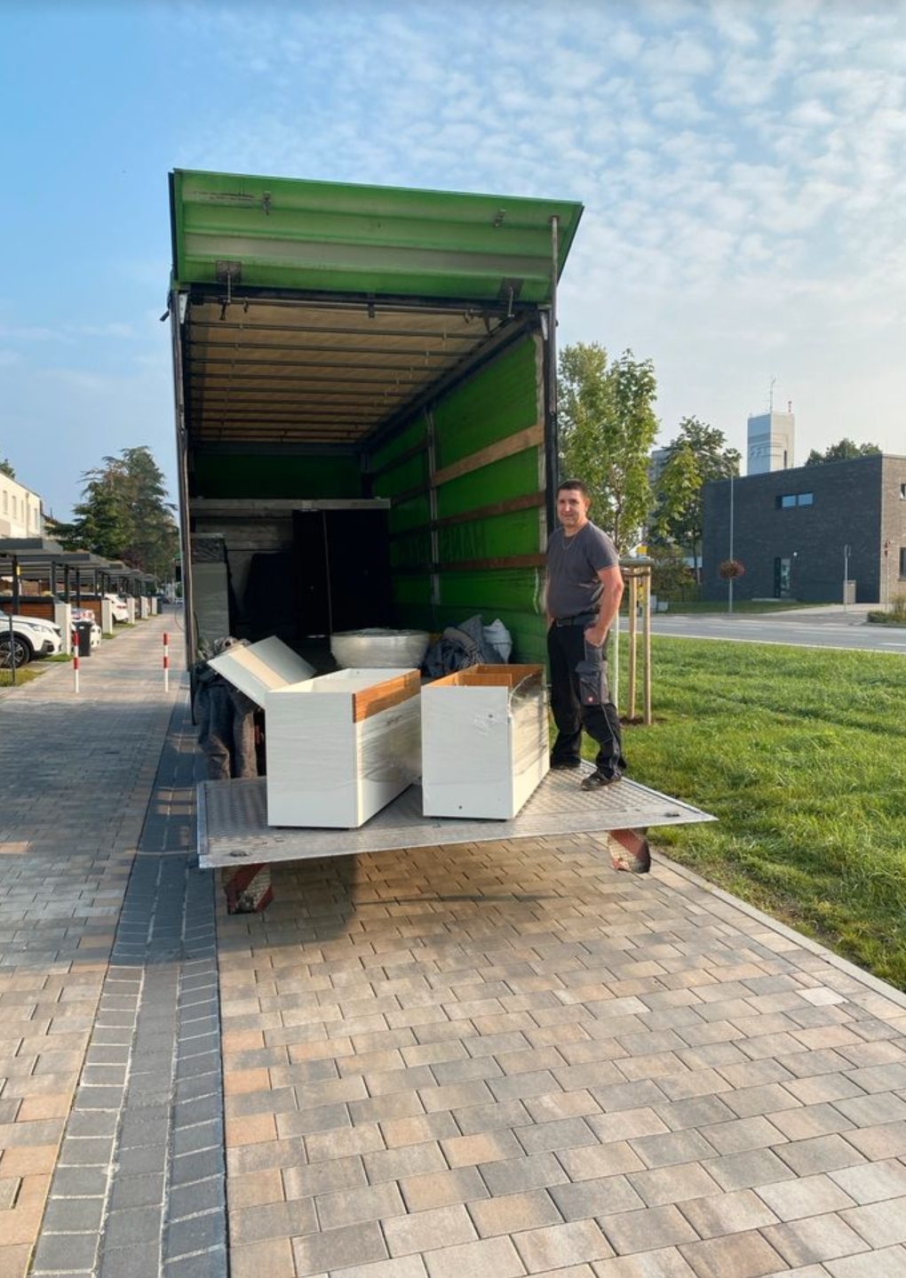 Team von GRAMA-UMZÜGE am Transporter